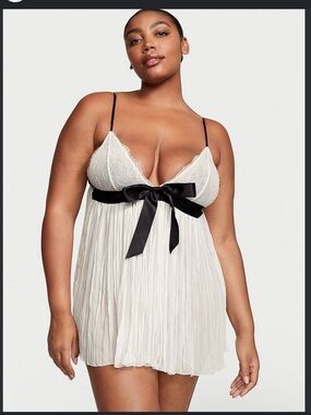Victoria's Secret Cream Lace & Black Satin Trim Chemise